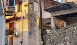 E rëndë në Greqi! Djali vret prindërit me gërshërë