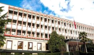 Sulmet e Iranit, Ministria e Jashtme thirrje shqiptarëve: Tregoni kujdes, qëndroni në kontakt me përfaqësitë tona diplomatike